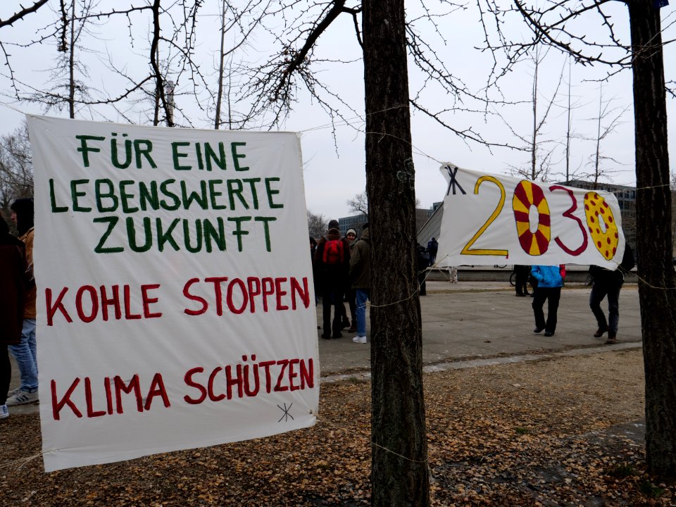 Protest banner at the Invalidenpark 01