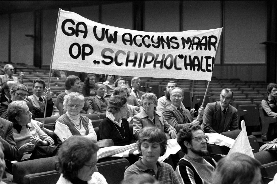 Protest tegen accijnsverhogingen in RAI door sigarenhandelaren, slijters, benzin, Bestanddeelnr 931-1960