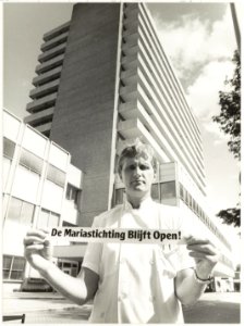 Protest tegen de sluiting van het ziekenhuis de Mariastichting. Foto Dr. W. Oolders, hoofd afdeling fysiothetrapie voor het ziekenhuis., NL-HlmNHA 54025849