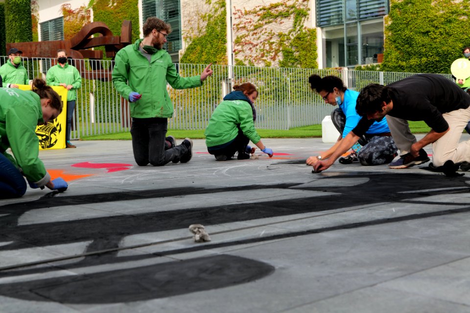Protest at Autogipfel in Berlin 2020-09-08 Greenpeace painting 06