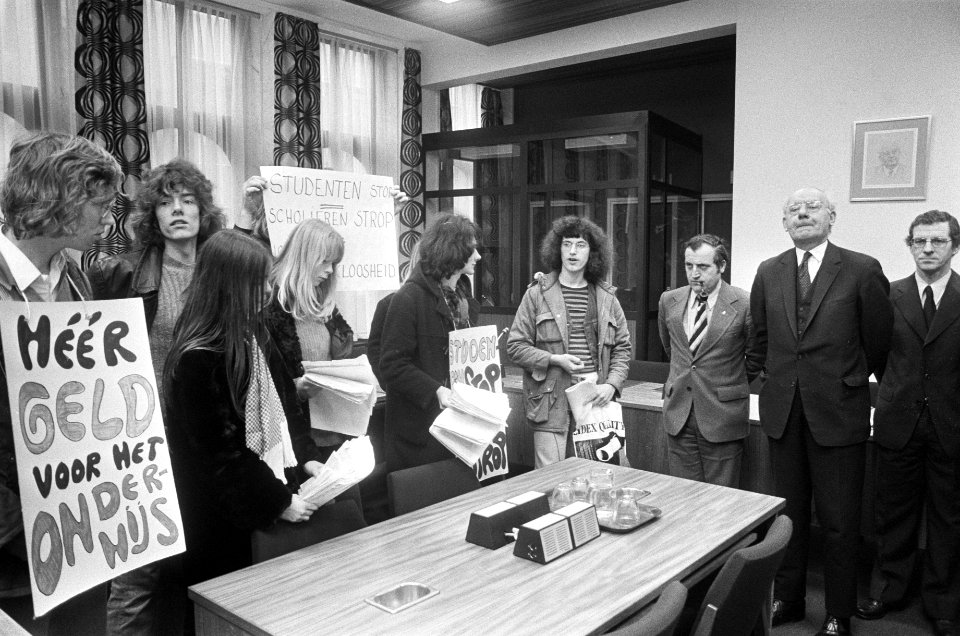 Protest tegen uitloting studenten op Binnenhof aanbieding petitie aan Tweede Ka, Bestanddeelnr 927-8008