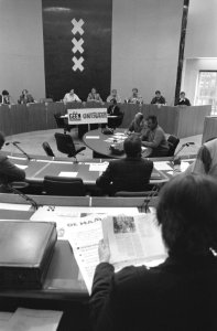 Protest van ambtenaren tijdens de vergadering van de gemeenteraad, Bestanddeelnr 934-3927