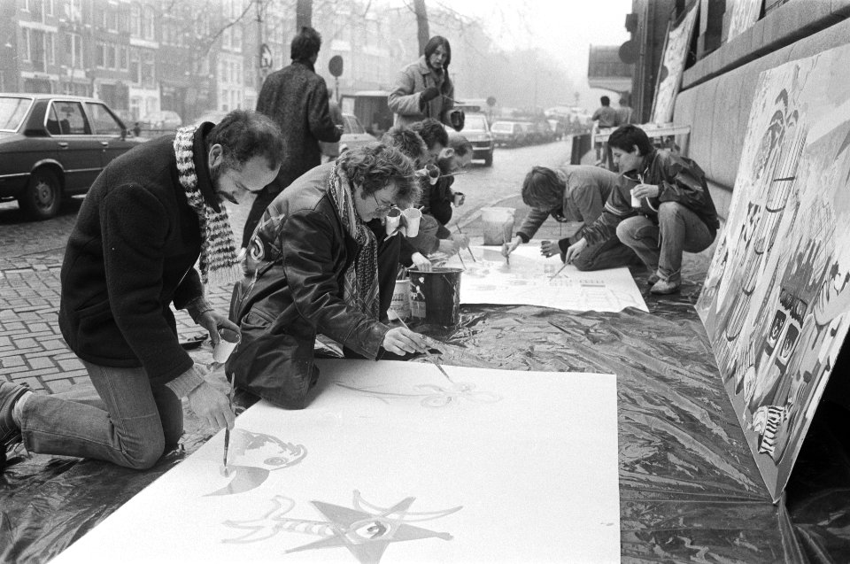 Protest van Amsterdams kunstenaars collectief kukeleku bij het stadhuis ivm drei, Bestanddeelnr 931-9230