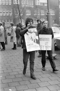Protest tegen inval in Laos door Amerikanen voor Amerikaans Consulaat, Amsterdam, Bestanddeelnr 924-2607