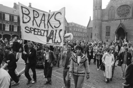 Protest studenten Rijks Hogere Landbouwschool uit Deventer op Binnenhof in Den H, Bestanddeelnr 933-7887