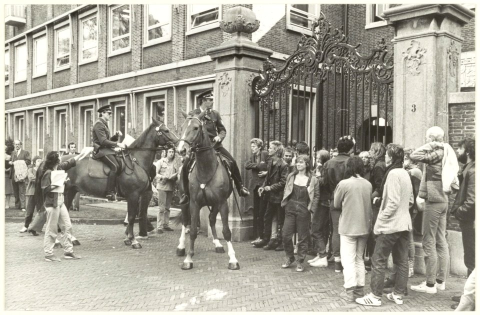 Protest tegen het gebruik van kernenergie. Foto bezetting van de kamer van de Commissaris van de Koningin, drs. R.J. de Wit in het Provinciehuis aan de Dreef. NL-HlmNHA 54025936