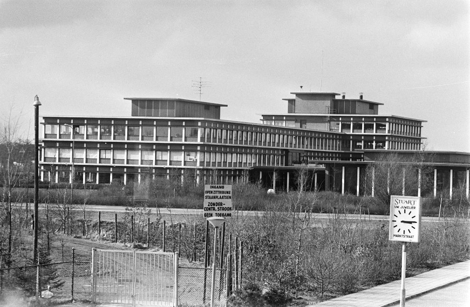 Provinciehuis in Assen bezet door Molukkers exterieur provinciehuis met links 1, Bestanddeelnr 934-6633