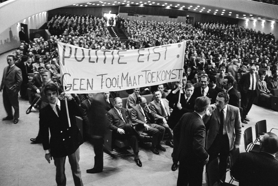 Protestvergadering van 2.000 politiemannen in Congresgebouw Den Haag o.a. voor, Bestanddeelnr 924-0729