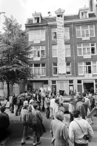 Protest tegen Marokkaanse organisatie Amicales bij hun pand in de 1e Hugo de Gro, Bestanddeelnr 931-5294
