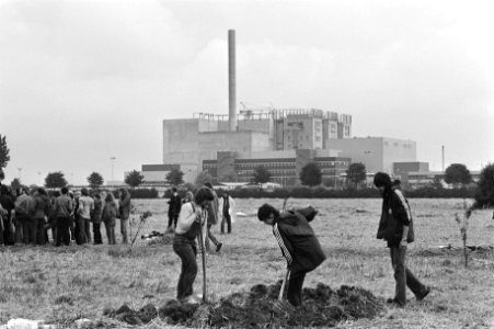 Protest bij snelle kweekreactor Kalkar ( West Duitsland ) actievoerders met op d, Bestanddeelnr 931-6044