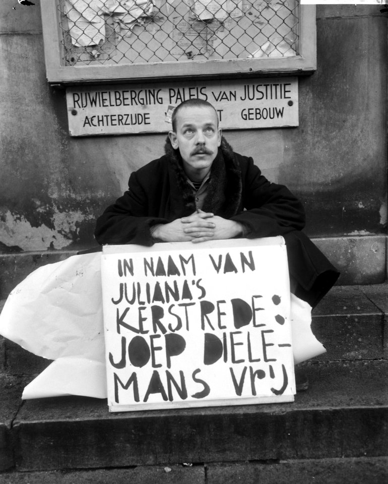 Provo-protest, eenzame provo op de stoep van het Paleis van Justitie aan Prinsen, Bestanddeelnr 918-6195