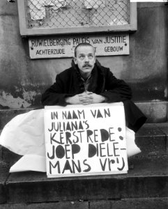 Provo-protest, eenzame provo op de stoep van het Paleis van Justitie aan Prinsen, Bestanddeelnr 918-6195