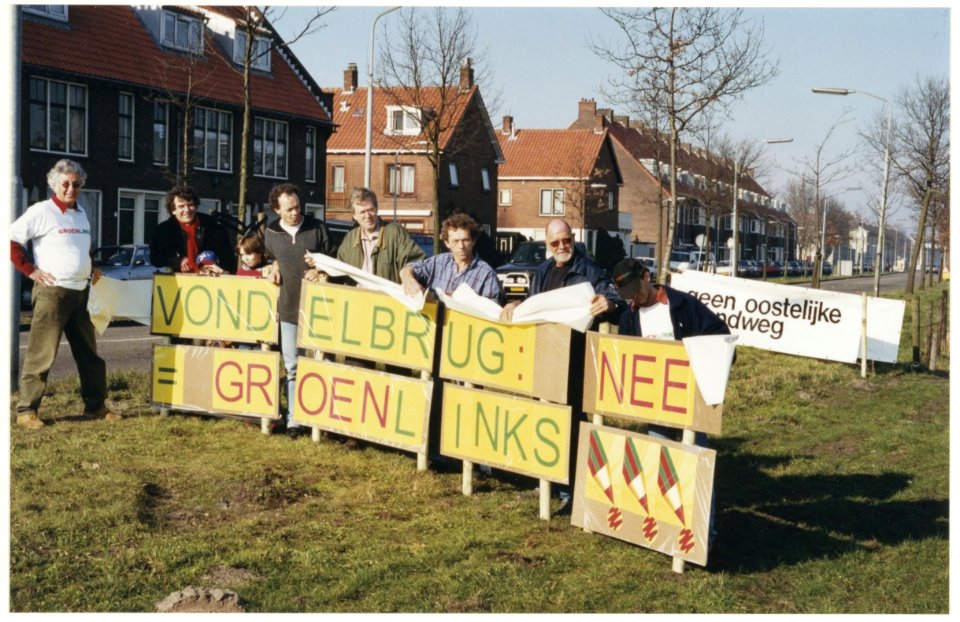 Protest van Groen Links tegen de aanleg van de Vondelbrug in Haarlem Noord
