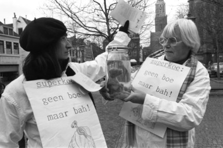Protest tegen veiling runder-embryos door Lekker Dier Zwolle, Bestanddeelnr 934-1421
