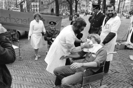 Protestactie van mensen uit gezondheidszorg tegen bezuiniging op de Vijverberg i, Bestanddeelnr 932-8165
