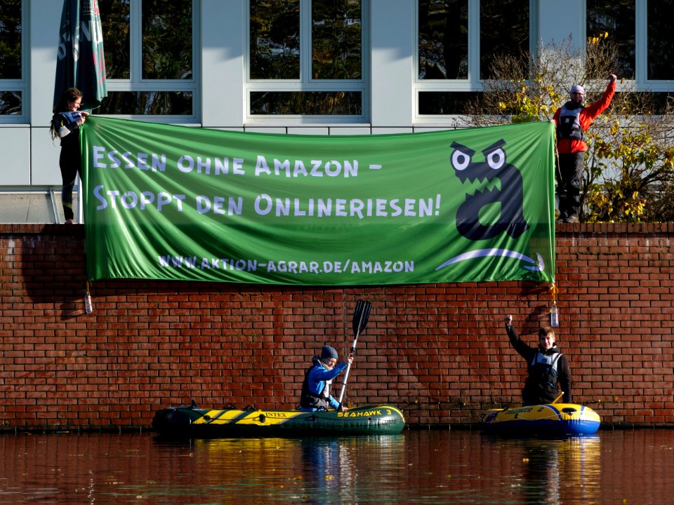 Protest banner in front of Amazon logistics center in Berlin-Tegel 5