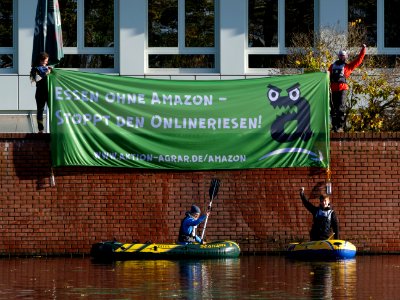 Protest banner in front of Amazon logistics center in Berlin-Tegel 5