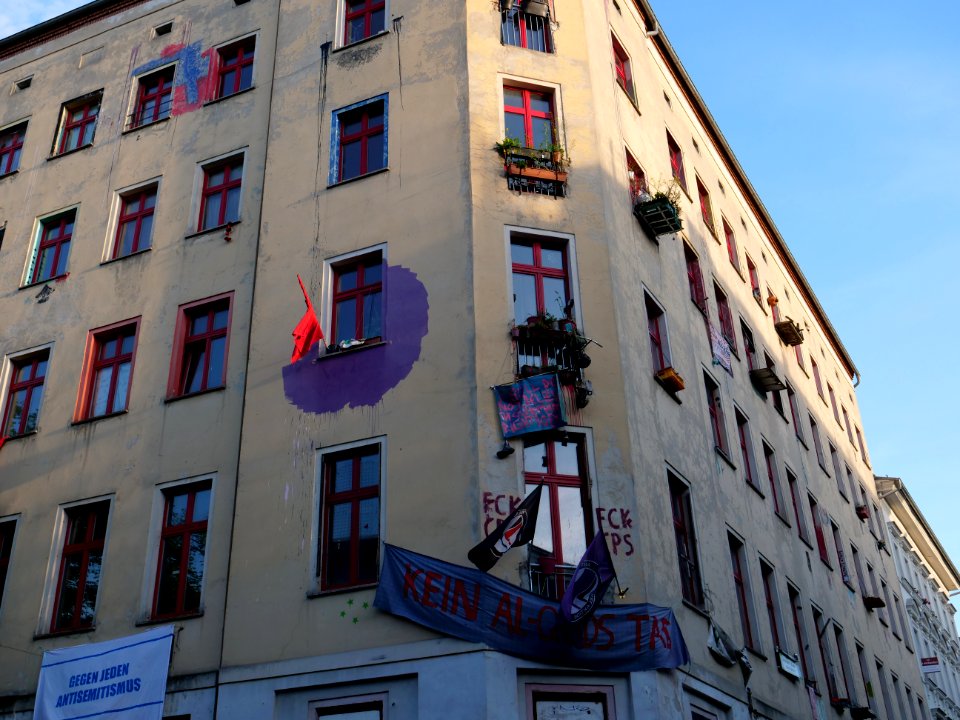 Protest at houses next to the revolutionary 1st may demonstration Berlin 2019 06