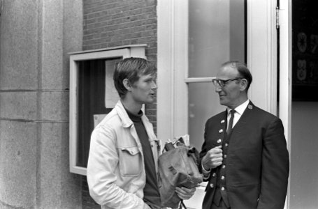 Provo-leider Bernhard de Vries doet eerste officiele daad, Bernhard de Vries in , Bestanddeelnr 919-2214