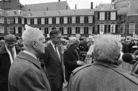 Protest op Binnenhof tegen verminderen ontwikkelingshulp prof. Jan Tinbergen en, Bestanddeelnr 934-2199
