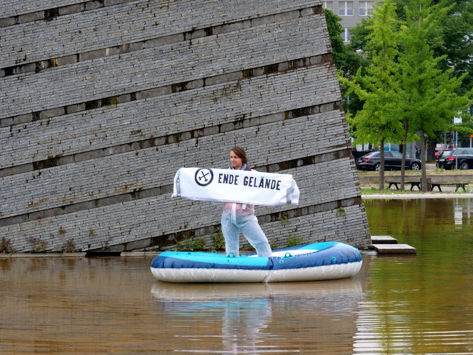 Protest at start of the "Coal Commission" 13