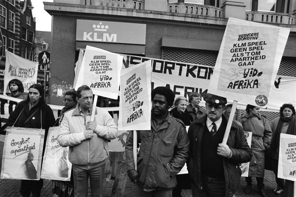 Protest tegen KLM-sporttoernooi in Zuid Afrika te Amsterdam, Bestanddeelnr 932-8780