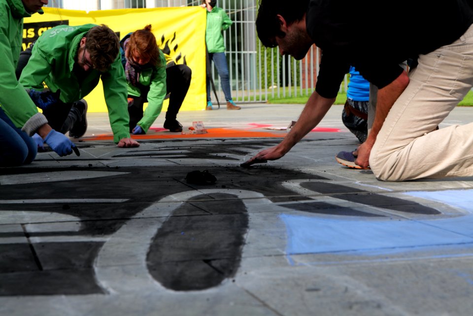 Protest at Autogipfel in Berlin 2020-09-08 Greenpeace painting 10