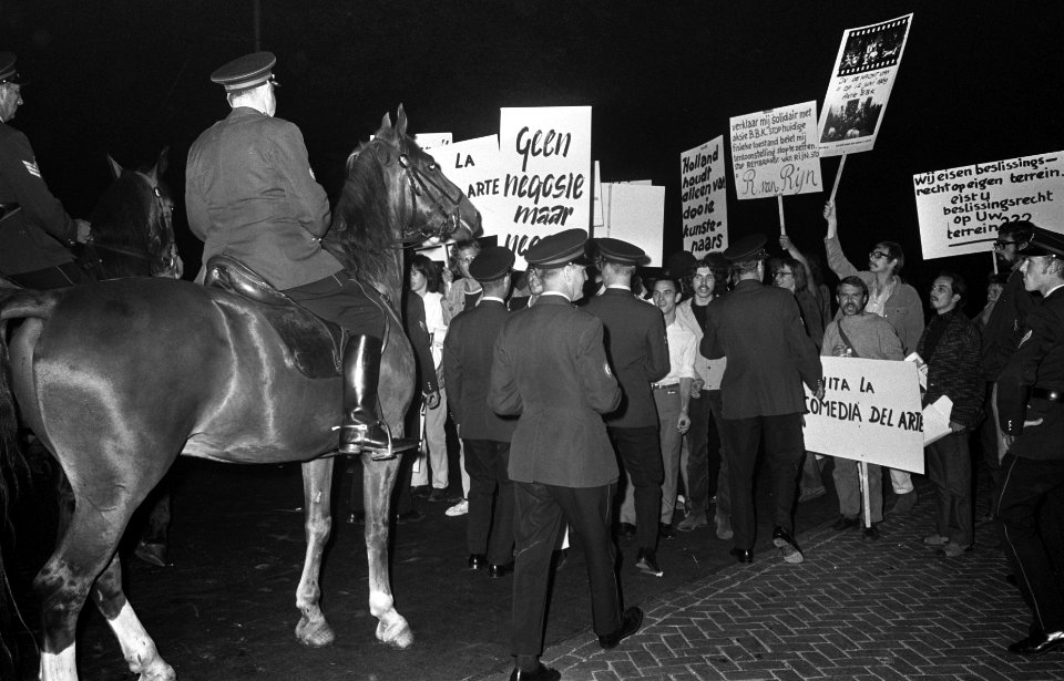 Protestaktie van kunstenaars van de BBK bij de opening van Rembrandttentoonstell, Bestanddeelnr 922-7829