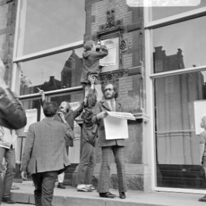 Protestaktie van kunstenaars tegen falend kunst en kultuur beleid kunstenaars pl, Bestanddeelnr 922-4964