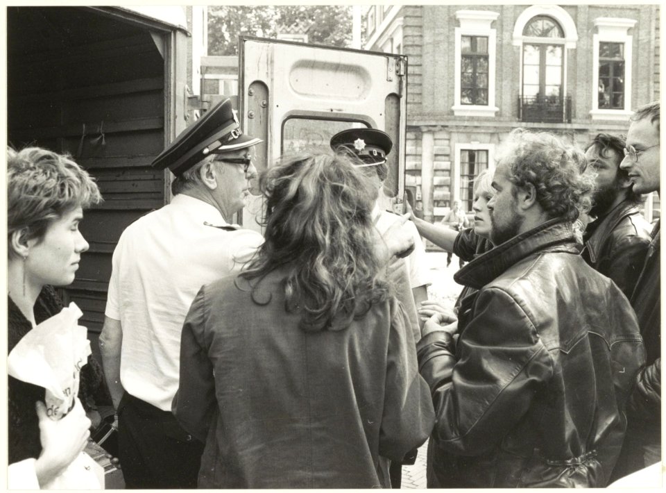 Protest tegen het gebruik van kernenergie. Foto bezetting van de kamer van de Commissaris van de Koningin, drs. R.J. de Wit in het Provinciehuis aan de Dreef. NL-HlmNHA 54020949