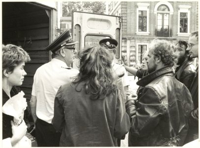 Protest tegen het gebruik van kernenergie. Foto bezetting van de kamer van de Commissaris van de Koningin, drs. R.J. de Wit in het Provinciehuis aan de Dreef. NL-HlmNHA 54020949