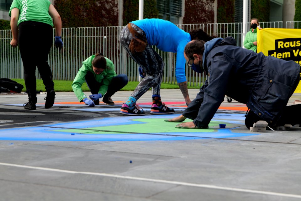 Protest at Autogipfel in Berlin 2020-09-08 Greenpeace painting 22