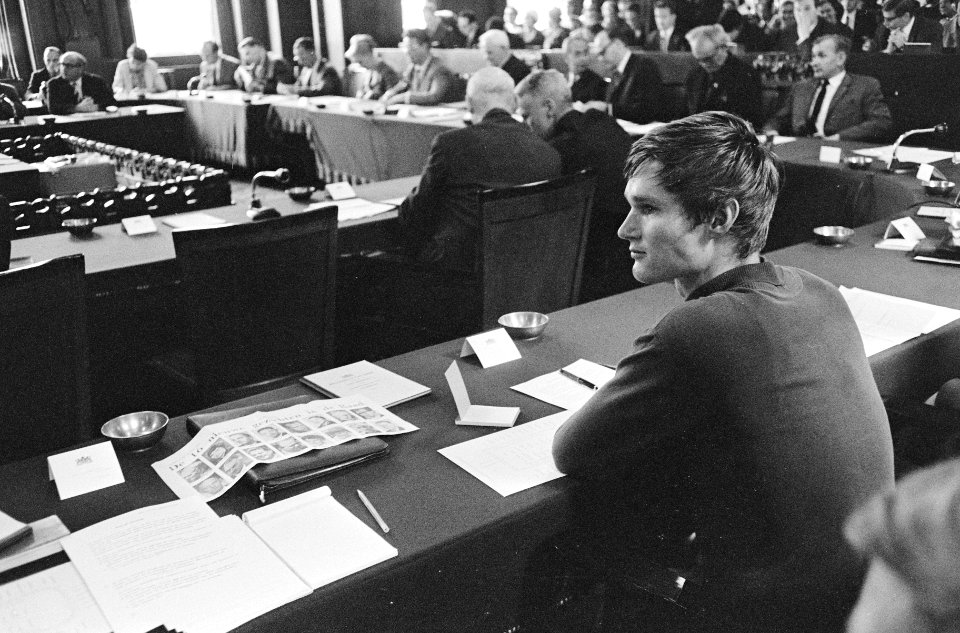 Provoraadslid Bernhard de Vries op zijn plaats in de gemeenteraad, Bestanddeelnr 919-5341