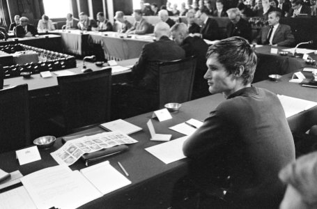 Provoraadslid Bernhard de Vries op zijn plaats in de gemeenteraad, Bestanddeelnr 919-5341