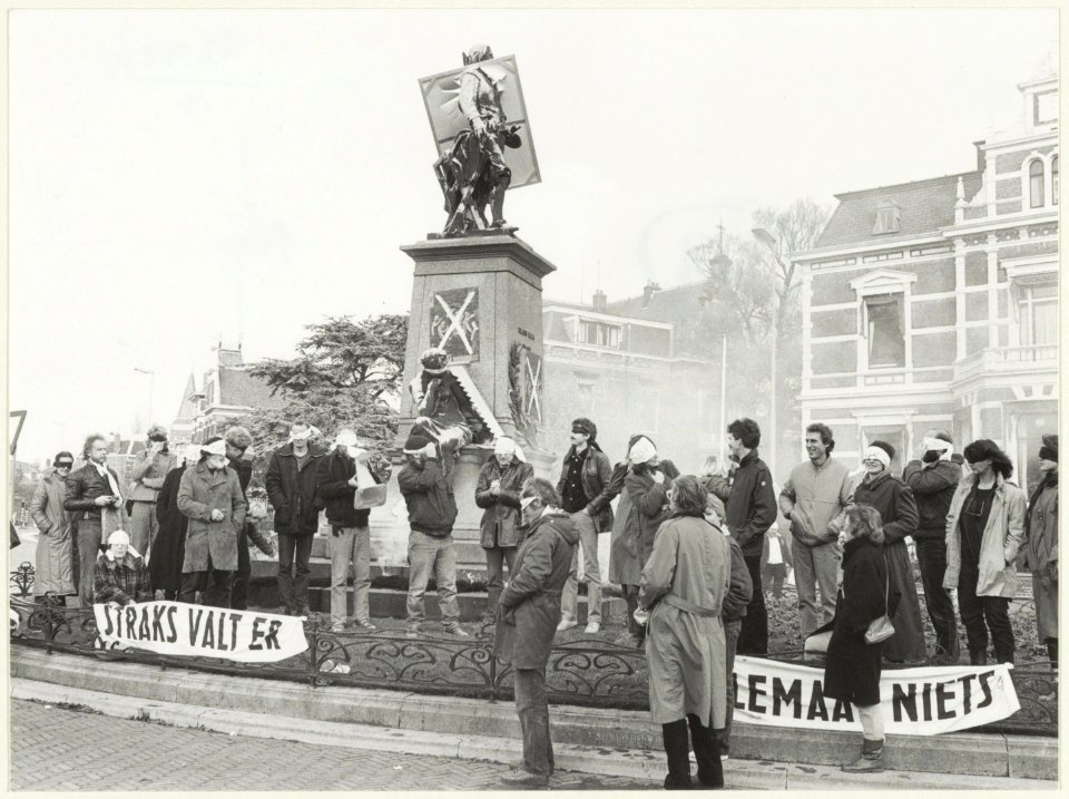 Protest van kunstenaars bij het standbeeld van Frans Hals in het Florapark, tegen de verslechtering van de B.K.R. NL-HlmNHA 54021403