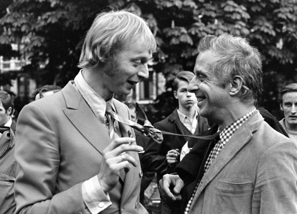 Provotariaat in Vondelpark, links Simon Vinkenoog en Aldo van Eyck, Bestanddeelnr 920-3202