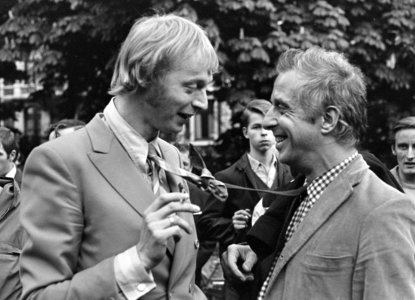 Provotariaat in Vondelpark, links Simon Vinkenoog en Aldo van Eyck, Bestanddeelnr 920-3202