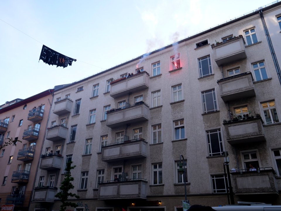 Protest at houses next to the revolutionary 1st may demonstration Berlin 2019 04