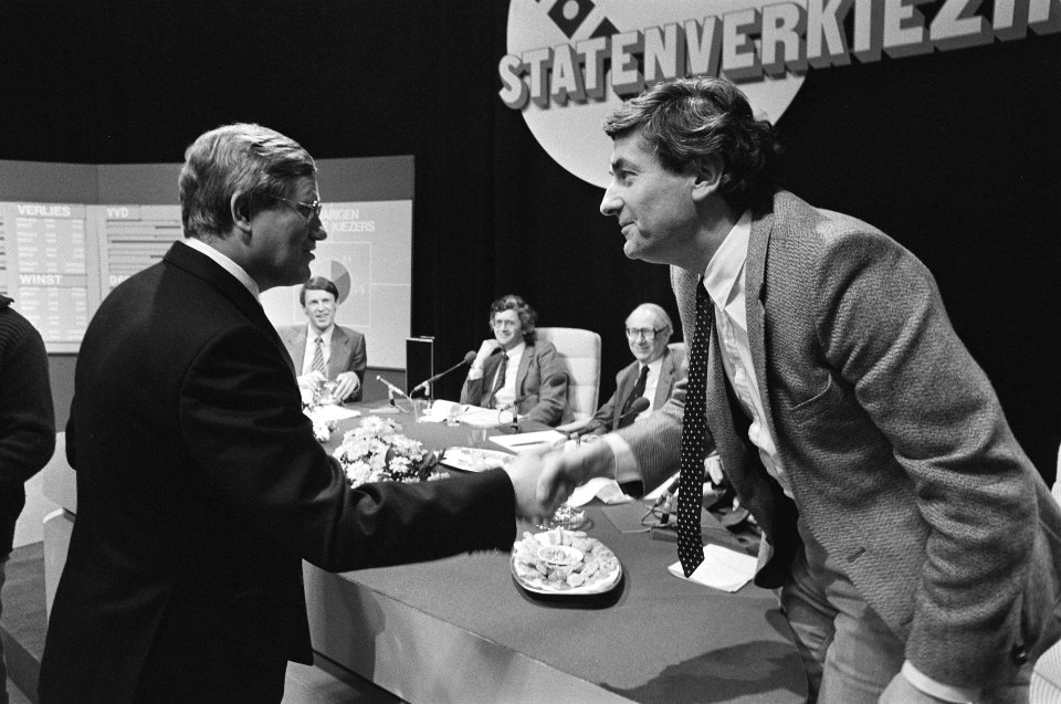 Provinciale Staten verkiezingen. TV-programma over uitslag. 19a Wiegel felicitee, Bestanddeelnr 932-0681