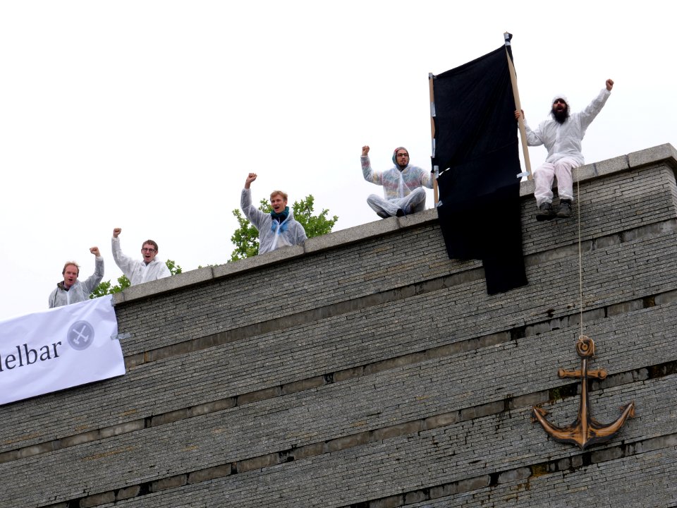 Protest at start of the "Coal Commission" 18
