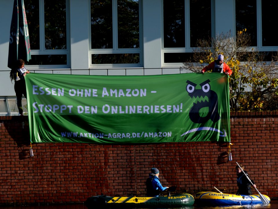 Protest banner in front of Amazon logistics center in Berlin-Tegel 3