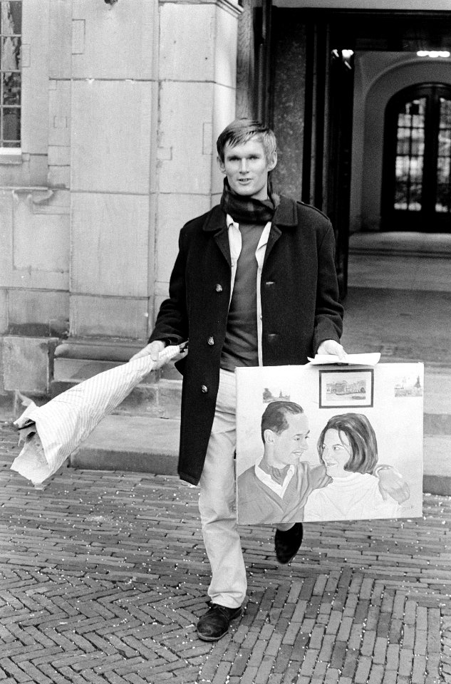 Provogemeenteraadslid Bernhard de Vries bij aankomst op het het stadhuis (met sc, Bestanddeelnr 919-5347