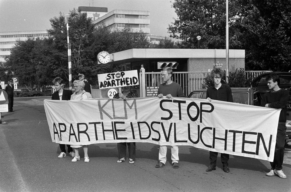 Protest tegen KLM-vluchten naar Zuid-Afrika bij KLM-hoofdkantoor in Amstelveen, Bestanddeelnr 933-7282