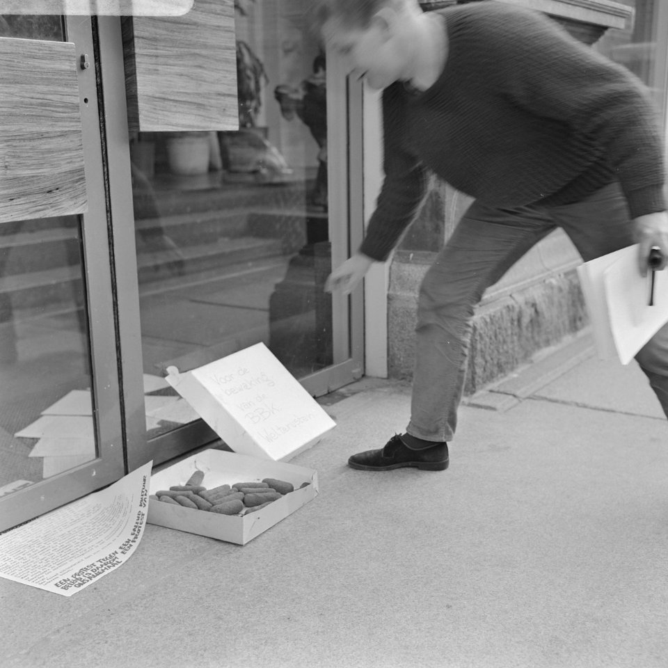 Protestaktie van kunstenaars tegen falend kunst en kultuur beleid kunstenaars pl, Bestanddeelnr 922-4968