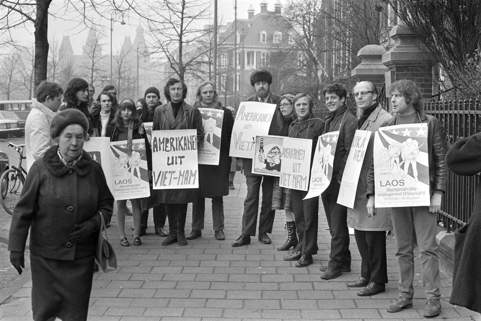 Protest tegen inval in Laos door Amerikanen voor Amerikaans Consulaat, Amsterdam, Bestanddeelnr 924-2611