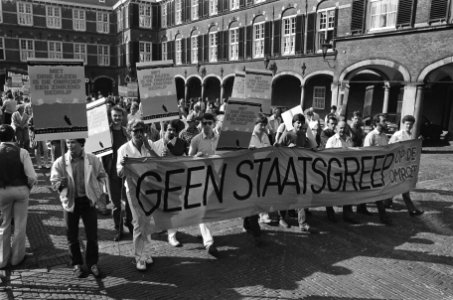 Protest tegen indelen als trendvolger omroeppersoneel demonstreert op Binnenhof, Bestanddeelnr 933-4427
