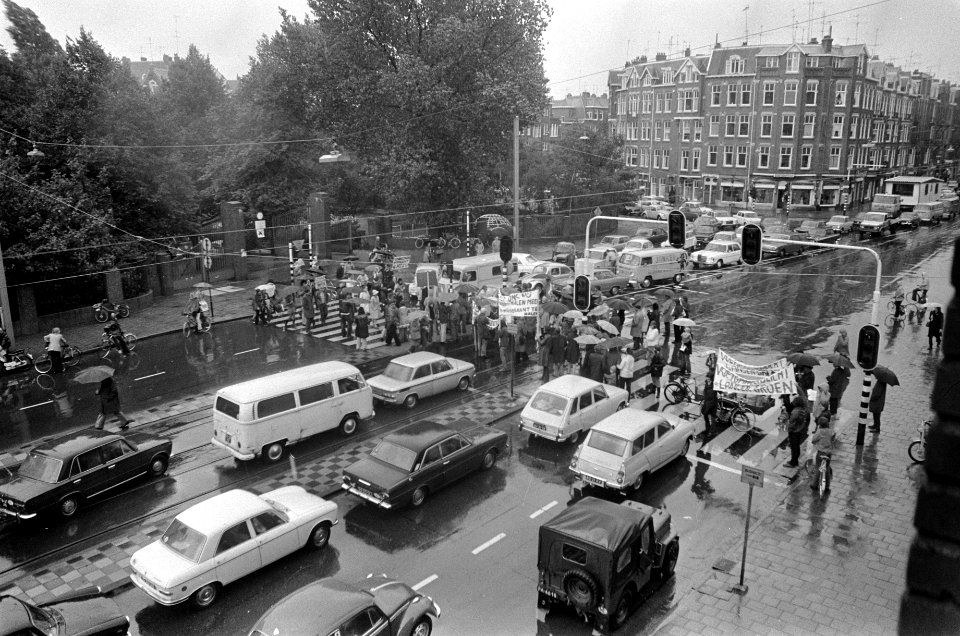Protest bij oversteekplaats voor voetgangers over Amstelveenseweg, overzicht, Bestanddeelnr 926-7131