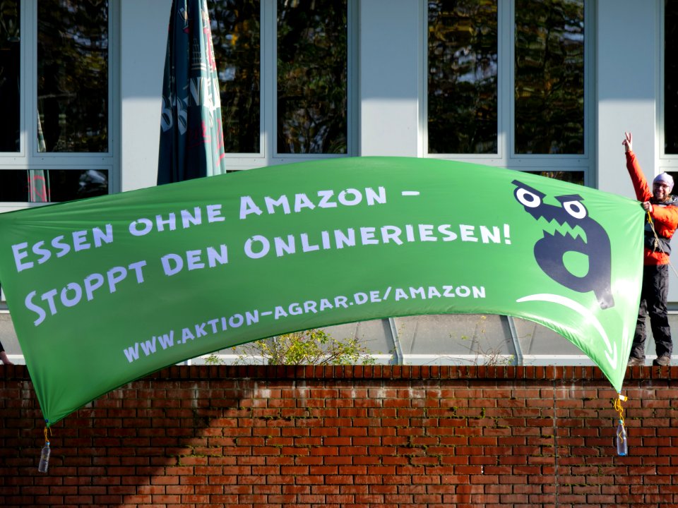 Protest banner in front of Amazon logistics center in Berlin-Tegel 7