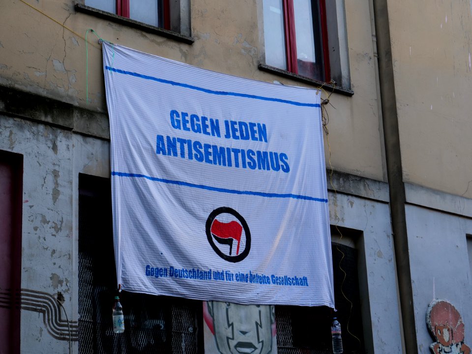 Protest at houses next to the revolutionary 1st may demonstration Berlin 2019 08