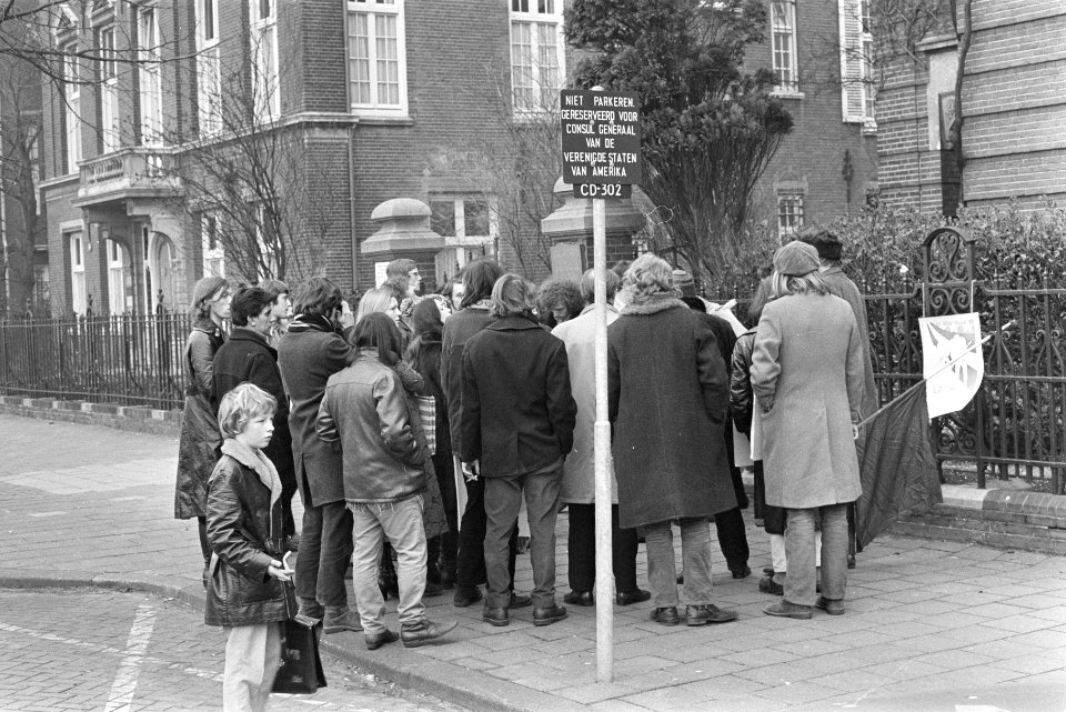 Protest tegen inval in Laos door Amerikanen voor Amerikaans Consulaat, Amsterdam, Bestanddeelnr 924-2608